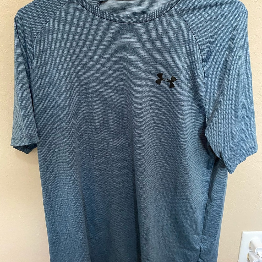 UNDER ARMOUR ATHLETIC SHIRT